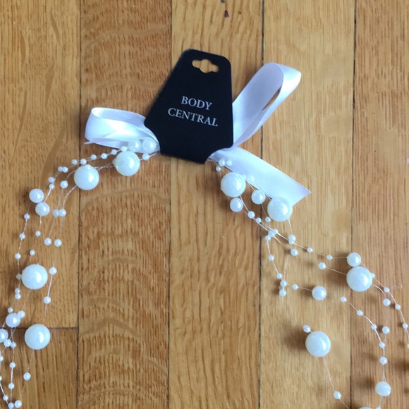 Body Central Fake Pearl Necklace - Picture 2 of 5